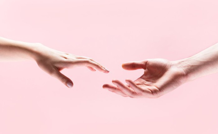 Khoa học chứng minh: Nắm tay có thể san sẻ được nỗi đau, đó là khi sóng não chúng ta được đồng bộ