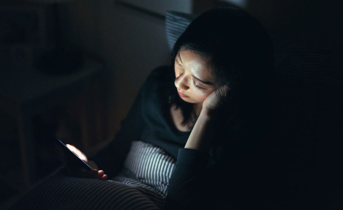 Tại sao điện thoại màn hình OLED có thể khiến bạn bị mỏi mắt, đau đầu?