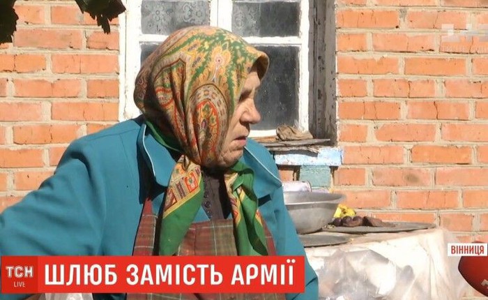 Ukraine: trai 24 kết hôn với bà cụ khuyết tật 81 tuổi nên được miễn nghĩa vụ quân sự