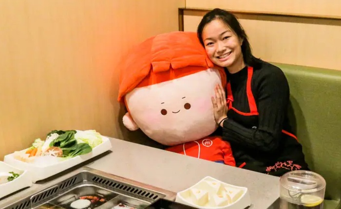 Chuỗi nhà hàng lẩu Trung Quốc tận tình phục vụ thực khách cô đơn bằng robot, làm móng miễn phí, mì nhảy và thú bông