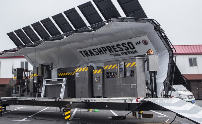 Mời bạn gặp gỡ Trashpresso, cỗ máy tái chế nhựa di động vận hành bằng năng lượng Mặt Trời