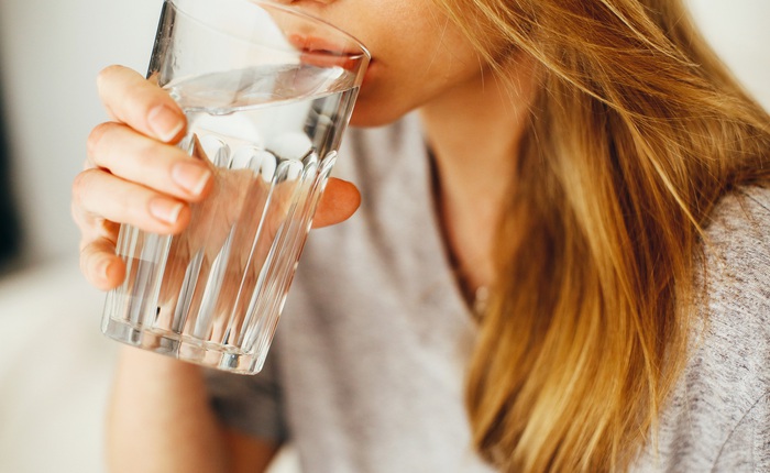 Uống nước không đúng có thể gây hại cho sức khỏe, bạn có mắc phải 6 lỗi này?