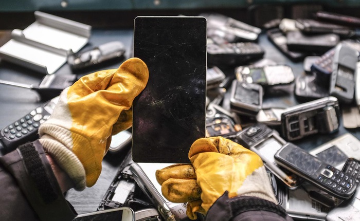 "Thế giới bên kia' của những chiếc smartphone bị vứt bỏ ngoài bãi rác