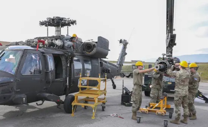 Lính Mỹ tháo tung trực thăng Black Hawk để lau chùi rồi lắp lại gọn gàng, vẫn bay tốt