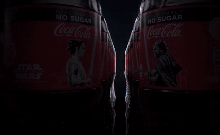 Coca Cola ứng dụng công nghệ OLED lên chai, chỉ cần chạm nhẹ vào là tạo nên rừng kiếm ánh sáng rực rỡ