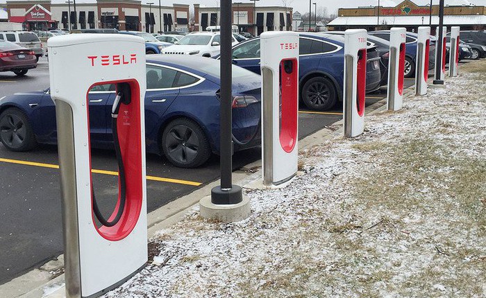 Thời tiết quá lạnh, người dùng xe hơi điện Tesla tại Mỹ méo mặt