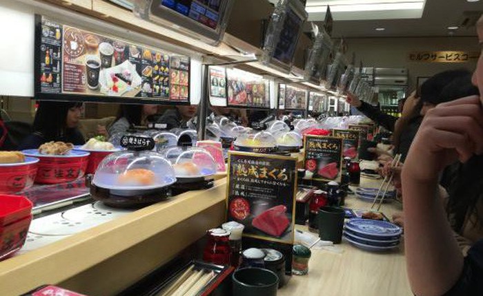 Một gia đình Nhật tán gia bại sản vì trò đùa dại dột của con trai tại chuỗi sushi băng chuyền