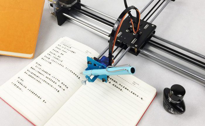 Học sinh Trung Quốc thi nhau mua robot giả chữ viết tay về làm bài tập cho nó nhàn