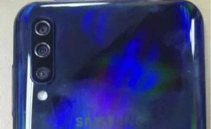 Samsung Galaxy A50 lộ ảnh thật, xác nhận 3 camera sau, cảm biến vân tay dưới màn hình cùng màu gradient bắt mắt