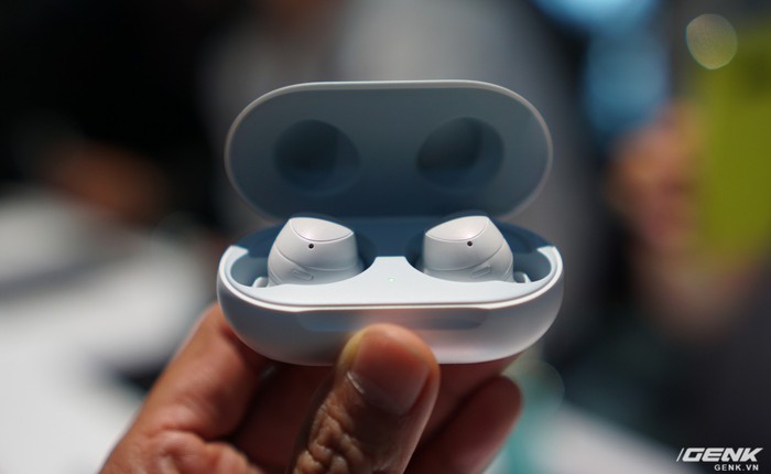 Trên tay Galaxy Buds: Ơn giời mẫu tai nghe "AirPods Killer" đây rồi!