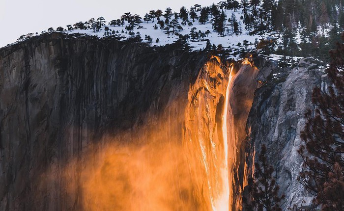 Mỹ: Hiện tượng thác lửa-băng kỳ lạ khiến người dân kéo tới chụp ảnh bất chấp nguy hiểm