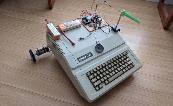 [Việt sub] Lập trình viên biến máy tính Apple IIe thành robot sát thủ, cầm dao nhựa trông rất đáng sợ