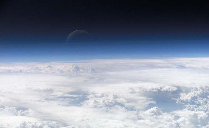 Khám phá mới: Tầng khí quyển của Trái Đất trùm lấy cả Mặt Trăng