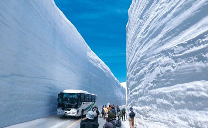 Tuyết phủ cao tới 17m, thung lũng quanh co ở Nhật được mệnh danh là "The Wall" đời thực