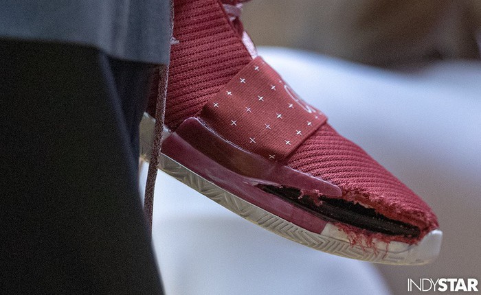 Sau Nike, đôi giày 140 USD của adidas cũng bị nổ toạc tại Giải bóng rổ đại học Mỹ