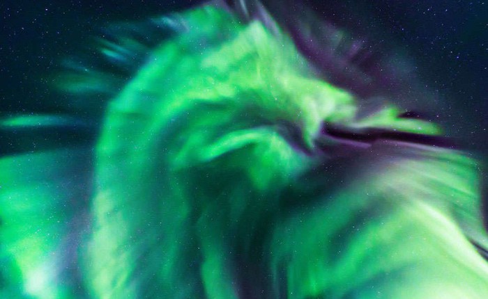 Con rồng khổng lồ trên bầu trời Iceland chính là một màn trình diễn cực quang ngoạn mục