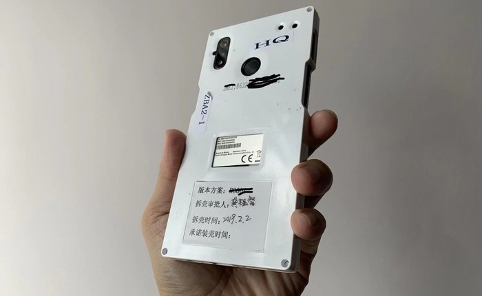 Xiaomi Mi 9 lộ diện với 3 camera, cảm biến vân tay ở mặt lưng