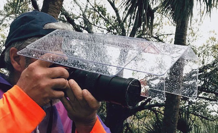 Ý tưởng triệu đô: Che ô cho máy ảnh để chụp ảnh lúc trời mưa