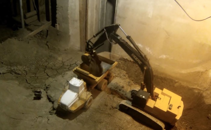 Xem YouTuber này đào tầng hầm chỉ bằng máy xúc và xe tải đồ chơi