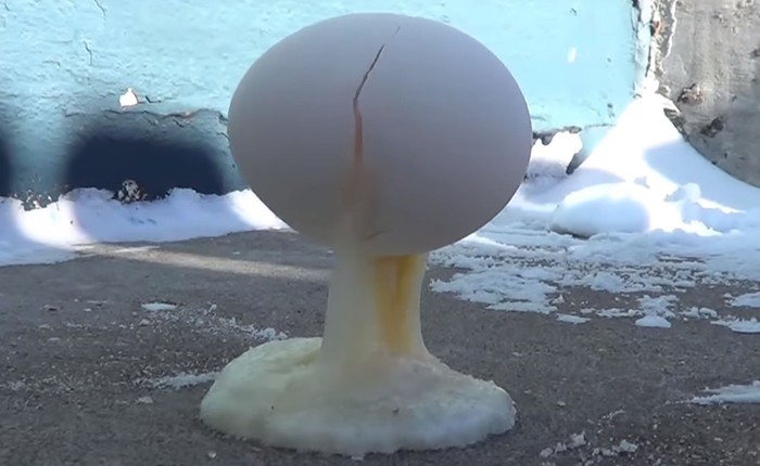 Ngắm nhìn trứng đông cứng chỉ sau vài giây dưới thời tiết giá lạnh của vùng Minnesota