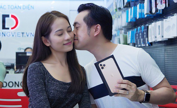 Sara Lưu “chơi lớn” tặng nhạc sĩ Dương Khắc Linh iPhone 11 Pro Max trị giá 79 triệu đồng nhưng chỉ được ngắm