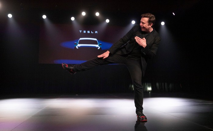 Trên sân khấu ra mắt xe, Elon Musk giơ chân khoe đôi sneaker da trăn được thiết kế riêng