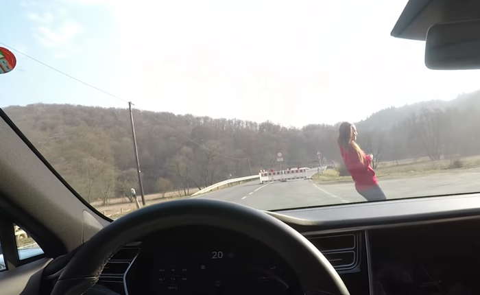 Thanh niên dại dột nhất thế giới: Mang vợ ra làm vật thử nghiệm chế độ tự phanh của xe Tesla