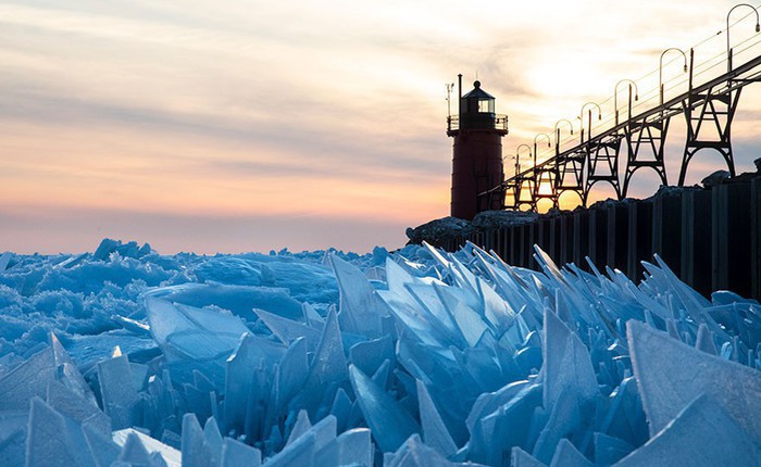 Mặt hồ đóng băng vỡ thành hàng triệu mảnh, dân mạng băn khoăn: "Frozen đời thực hay gì?"