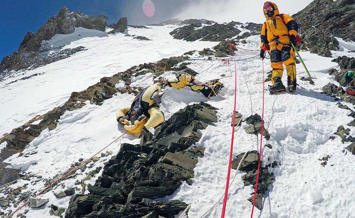 Không chỉ xác người trên Everest, băng tan còn khiến thế giới phải đối mặt với một hiểm họa đáng sợ hơn thế