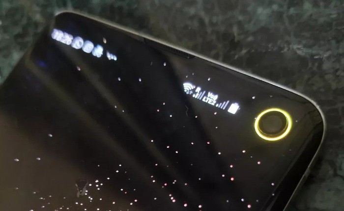 Cách tuyệt vời để tận dụng màn hình đục lỗ trên Galaxy S10: hiển thị mức pin