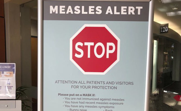 Quận ngoại ô New York cấm tất cả trẻ em chưa tiêm vaccine đến trường học, nhà thờ và trung tâm mua sắm