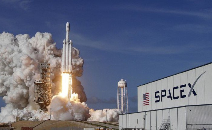 Lần đầu tiên SpaceX thu hồi thành công cả 3 lõi đẩy cho tên lửa Falcon Heavy