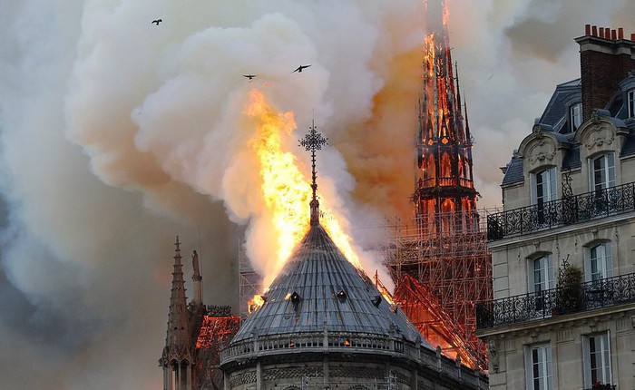 Đám cháy dữ dội bao phủ Nhà thờ Đức Bà Paris, đỉnh tháp 850 năm tuổi sụp đổ