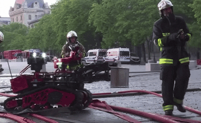 Đây là Colossus, robot cứu hoả có công lớn trong việc dập tắt đám cháy Nhà thờ Đức Bà Paris