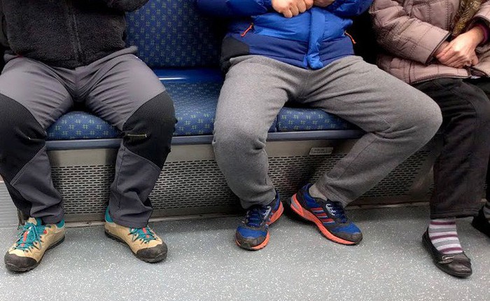 Trung Quốc: Ngồi dạng chân trên tàu xe sẽ bị trừ điểm tín dụng xã hội