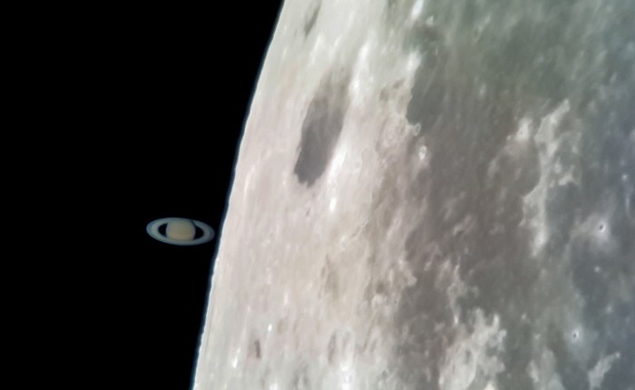 Tin được không: Tấm ảnh Sao thổ 'chạm' Mặt trăng này được chụp bằng Galaxy S8 gắn vào kính viễn vọng