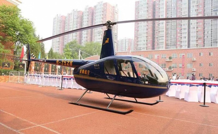 Ông bố Trung Quốc bị internet chê "khoe của" vì đáp trực thăng xuống trường học đón con gái