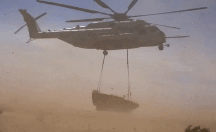 Xem "Siêu mã" của Thuỷ quân lục chiến Hoa Kỳ nhấc bổng chiếc xe bọc thép nặng 12 tấn nhẹ như không