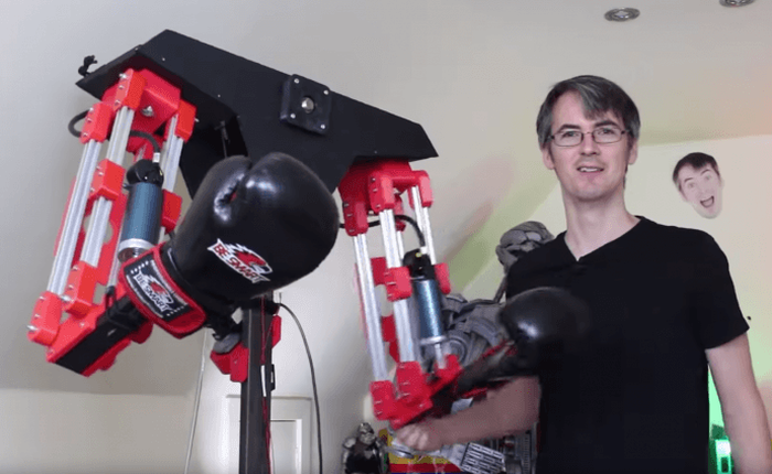 Nhà khoa học điên tự chế robot đấm mình ra bã