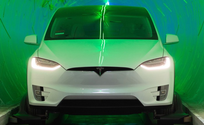 Boring Company tổ chức đua xe Tesla: Một chiếc dưới hầm, một chiếc trên đường, xem chiếc nào thắng