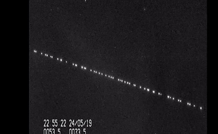 Đẹp khó tin: Video ghi lại 60 vệ tinh Starlink nối đuôi nhau trên bầu trời