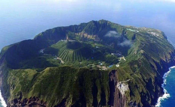 Nhật Bản: Trong miệng núi lửa đang âm ỉ vẫn có bãi đáp trực thăng và 200 người dân sinh sống
