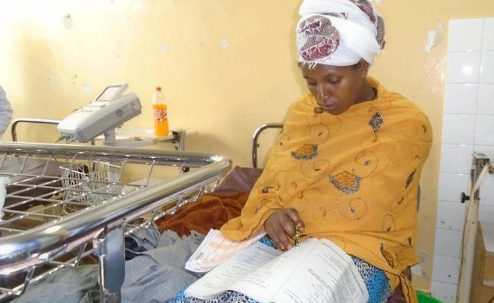 Tấm gương hiếu học: Bà mẹ Ethiopia thi hết cấp II ngay ở bệnh viện sau khi sinh con đúng 30 phút