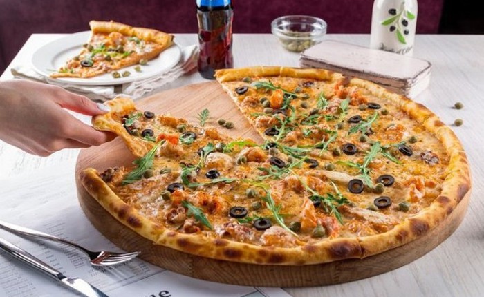 Một cửa hàng sẵn sàng miễn phí pizza cỡ lớn cho thực khách nếu họ tránh xa smartphone trong lúc ăn