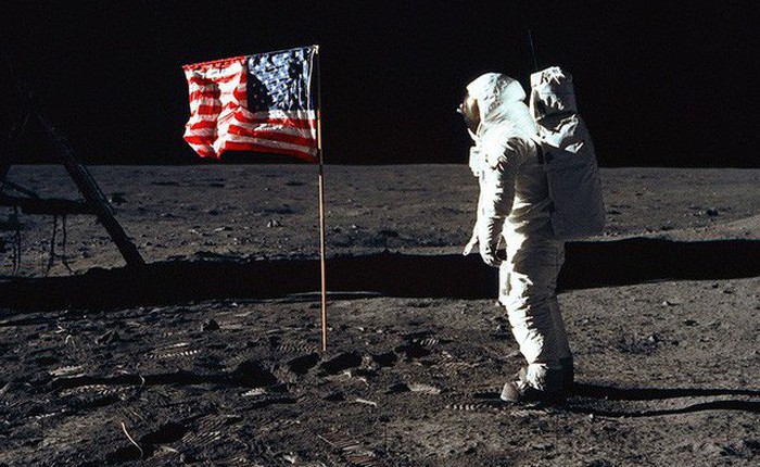 Đổ bộ Mặt Trăng là "trò bịp vĩ đại của Mỹ"? 5 thuyết âm mưu đã bị đập tan thế nào?