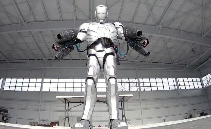 [Việt hóa] Đây là bộ giáp Iron Man đời thực làm từ titan in 3D: bay bằng 5 động cơ phản lực, chống được cả bom đạn