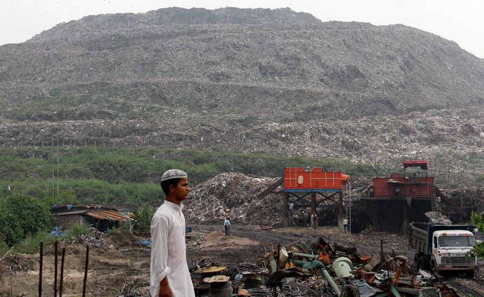 Bãi rác cao như núi, rộng bằng 40 sân bóng khiến giới chức Ấn Độ lo ngại nguy cơ xảy ra tai nạn máy bay