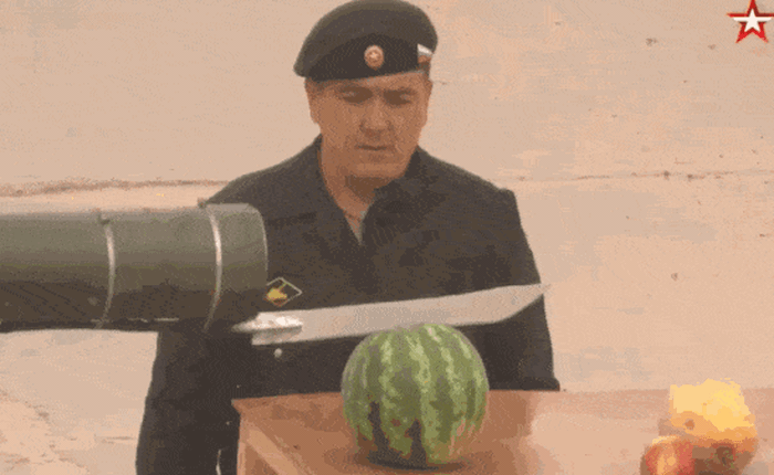 Xe tăng Nga biến thành máy gọt hoa quả khổng lồ, cắt chuyên nghiệp không kém đầu bếp nhà hàng