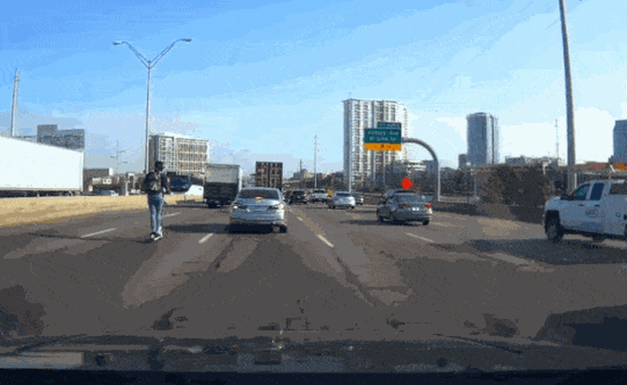 Thanh niên Mỹ “chơi liều” đi xe scooter giữa đường cao tốc, cánh tài xế được một phen hú hồn