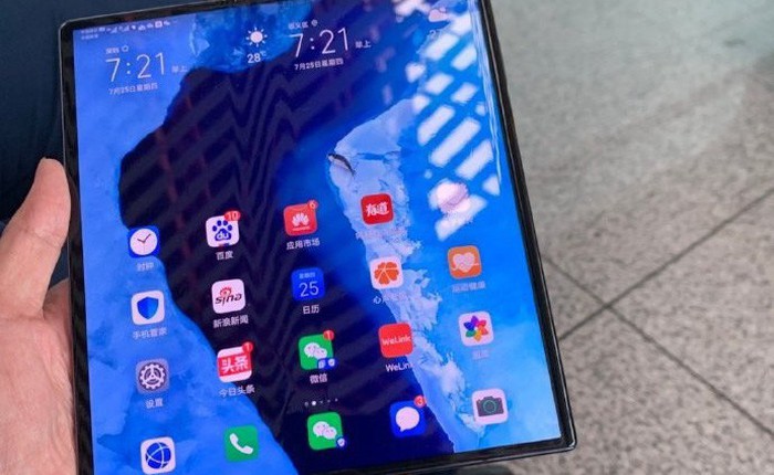 Bắt gặp CEO của Huawei đang dùng điện thoại màn gập Mate X, thiết kế máy đã có vài điểm khác biệt!